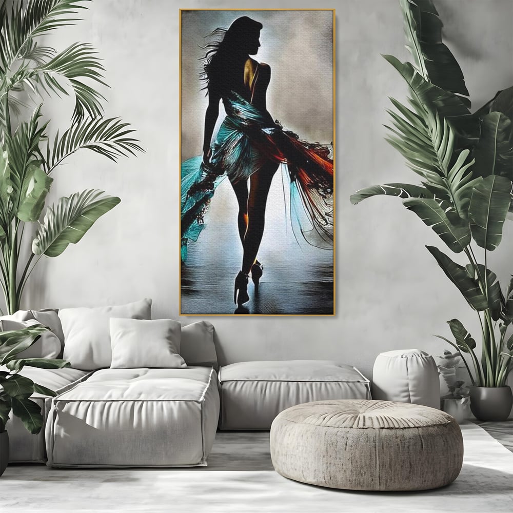Tablou canvas cu tablou canvas cu silueta feminina si rochie fluida, in rama de aluminiu auriu, pe perete intr-un living