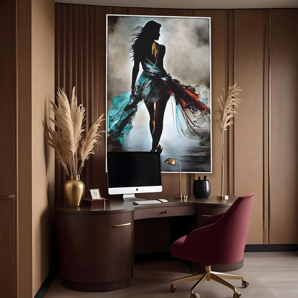 Tablou canvas cu tablou canvas cu silueta feminina si rochie fluida, in rama de aluminiu argintiu, pe perete intr-un birou