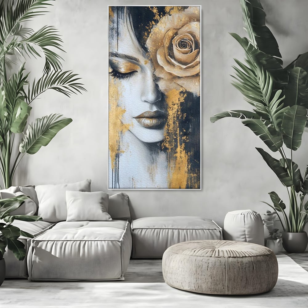 Tablou canvas cu tablou canvas portret feminin cu trandafir auriu, in rama de aluminiu argintiu, pe perete intr-un living