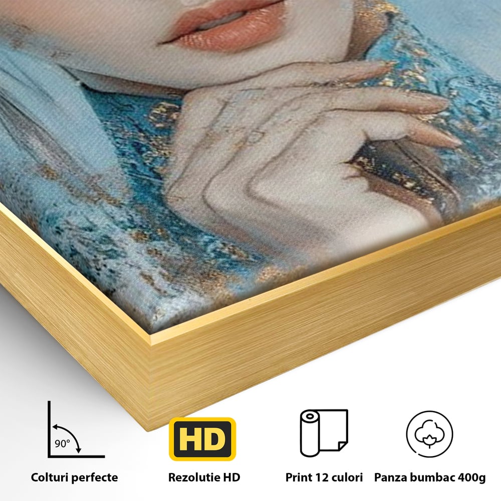 Detaliu al suprafetei: tablou canvas cu chip de femeie, in rama de aluminiu auriu