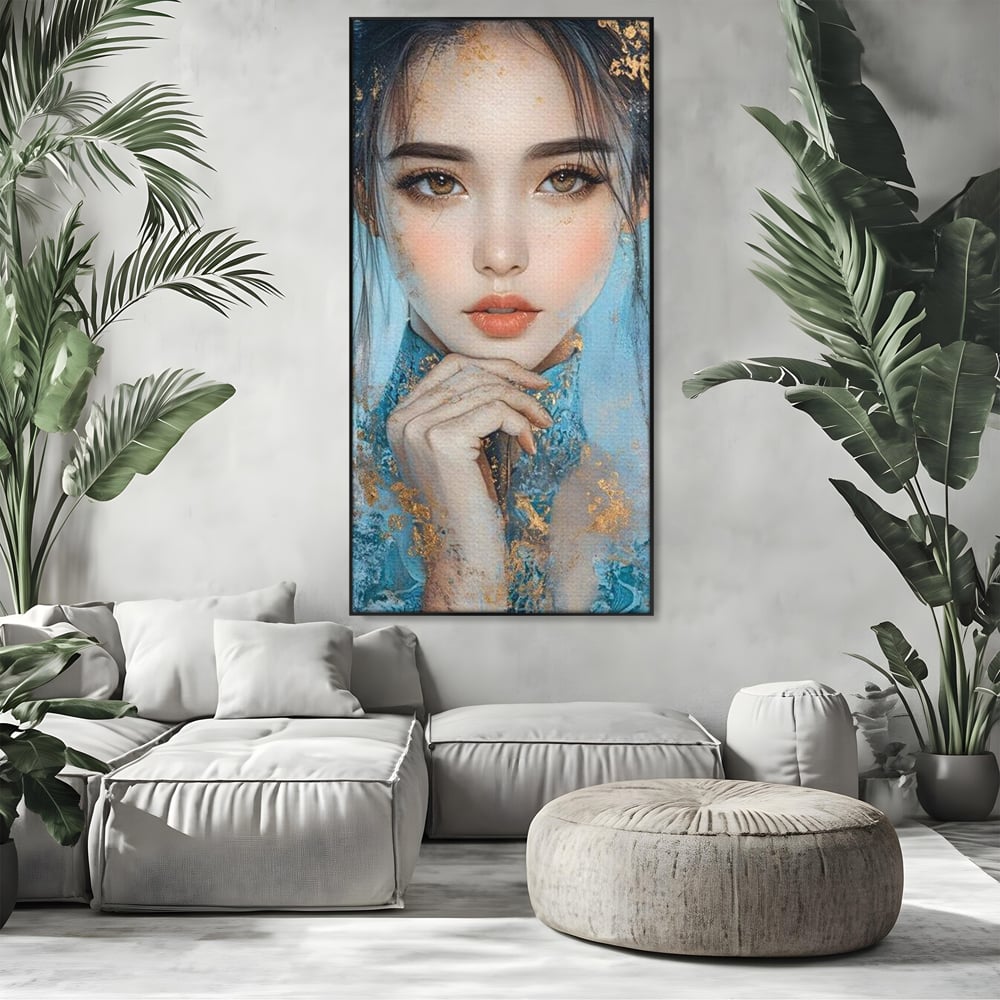 Tablou canvas cu tablou canvas cu chip de femeie, in rama de aluminiu negru, pe perete intr-un living