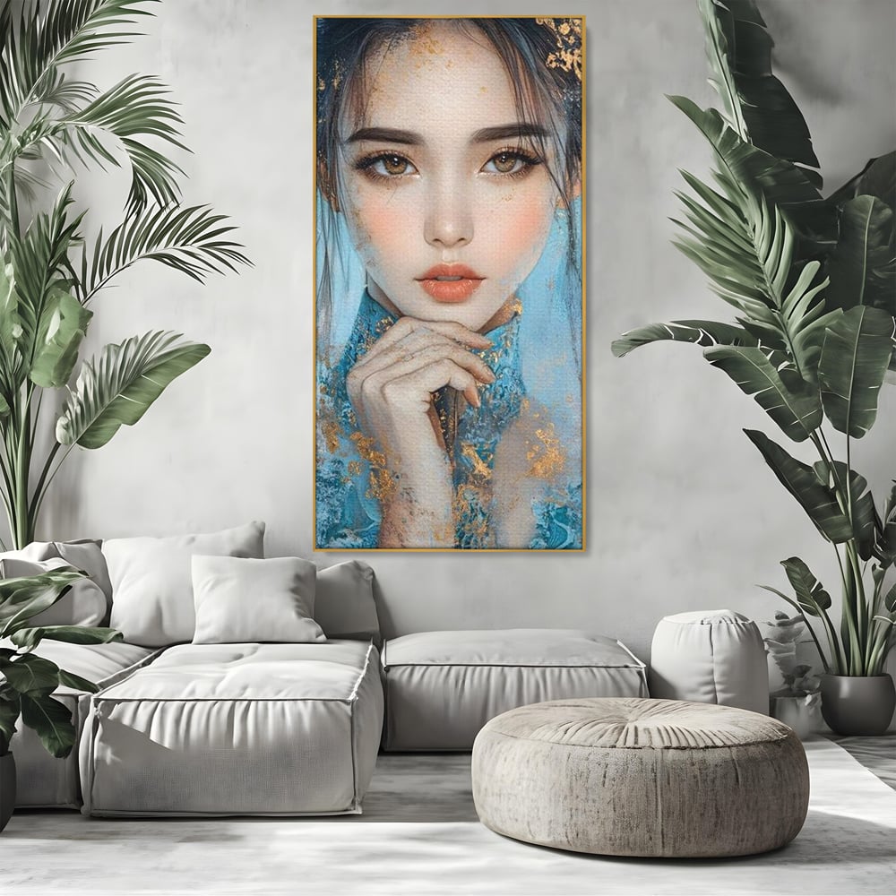 Tablou canvas cu tablou canvas cu chip de femeie, in rama de aluminiu auriu, pe perete intr-un living