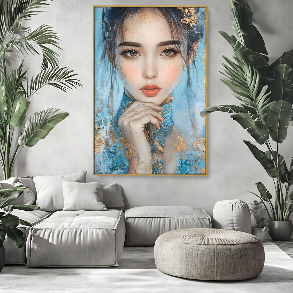 Tablou canvas cu tablou canvas cu chip de femeie, in rama de aluminiu auriu, pe perete intr-un living