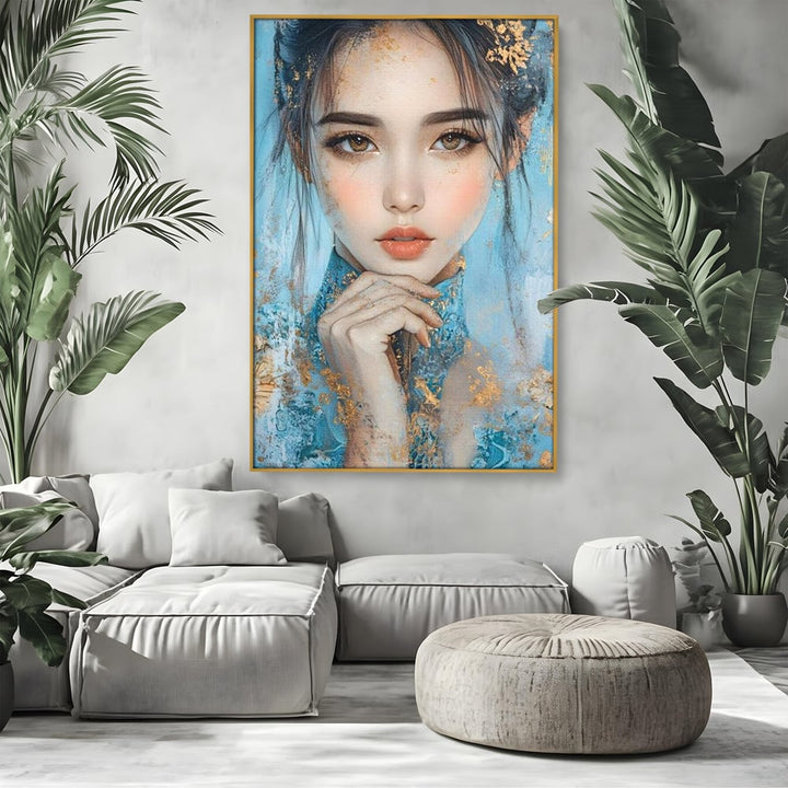 Tablou canvas cu tablou canvas cu chip de femeie, in rama de aluminiu auriu, pe perete intr-un living