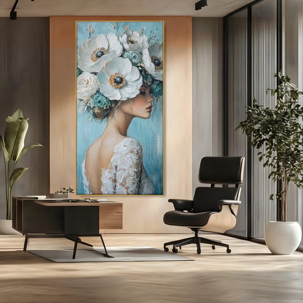 Tablou canvas cu tablou canvas cu femeie si flori, in rama de aluminiu auriu, pe perete intr-un birou