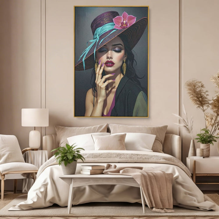 Tablou canvas cu tablou canvas cu portret de femeie cu palarie si orhidee, in rama de aluminiu auriu, pe perete intr-un dormitor