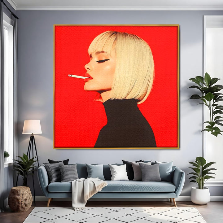 Tablou canvas cu ilustratie digitala cu femeie blonda fumand, in rama de aluminiu auriu, pe perete intr-un living