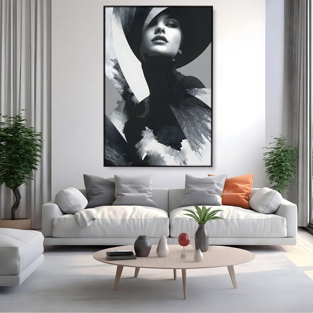 Tablou canvas cu tablou canvas cu portret artistic de femeie, in rama de aluminiu negru, pe perete intr-un living