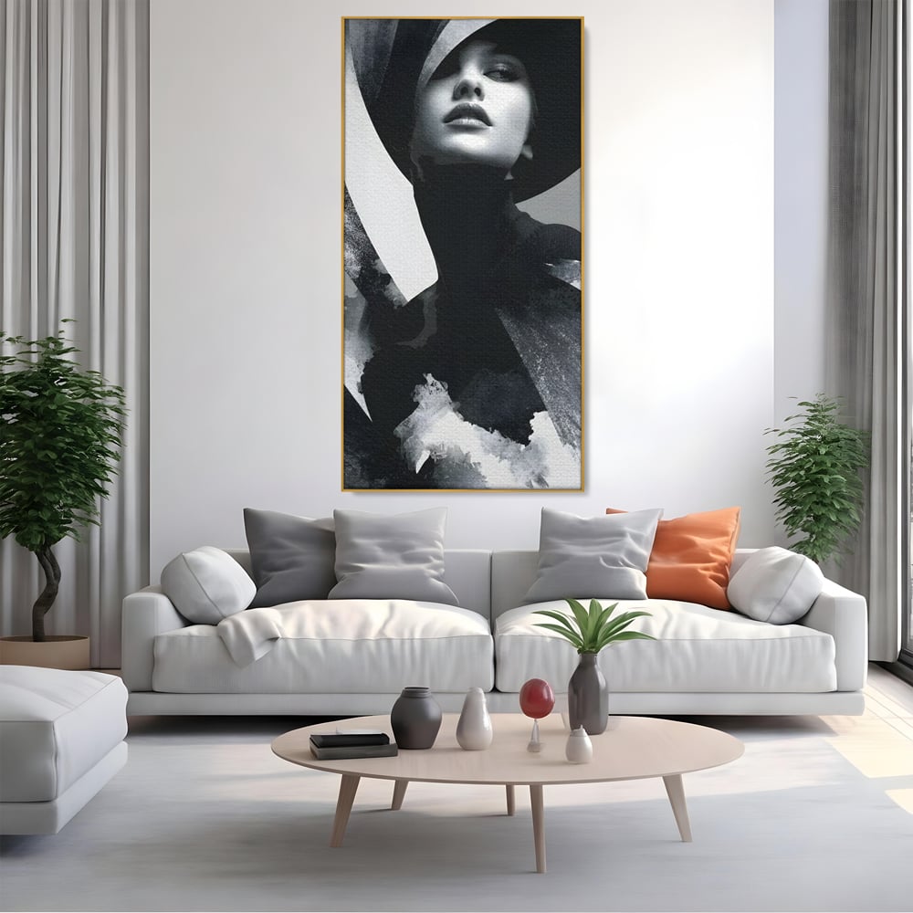 Tablou canvas cu tablou canvas cu portret artistic de femeie, in rama de aluminiu auriu, pe perete intr-un living