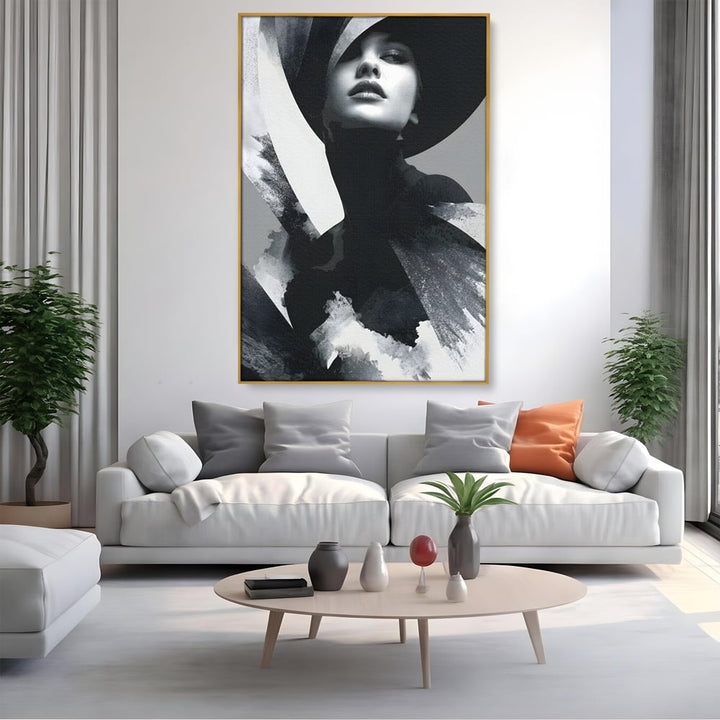 Tablou canvas cu tablou canvas cu portret artistic de femeie, in rama de aluminiu auriu, pe perete intr-un living
