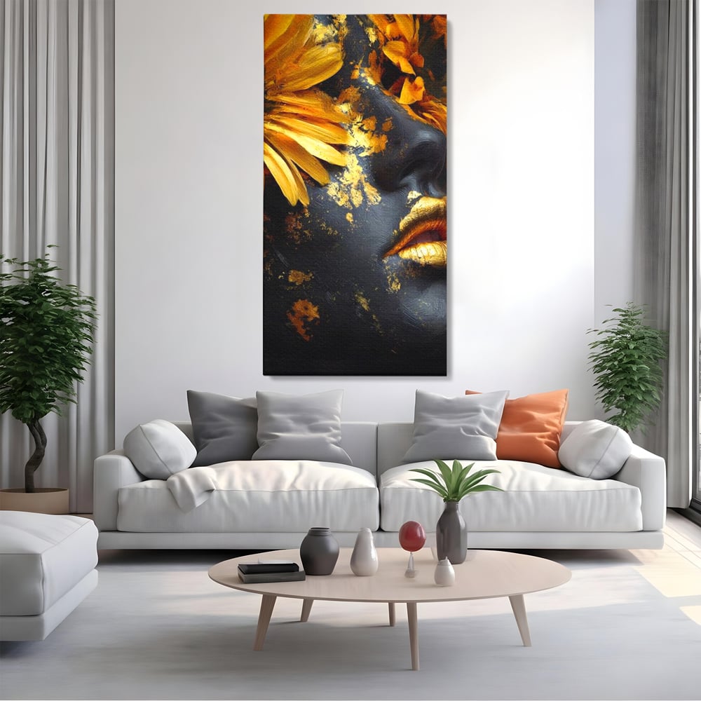 Tablou canvas cu tablou canvas cu portret feminin si foita aurie, fara rama, pe sasiu de lemn, pe perete intr-un living