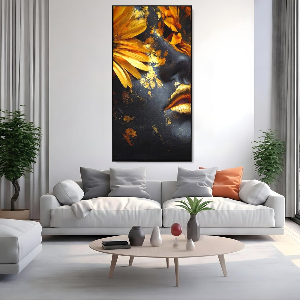 Tablou canvas cu tablou canvas cu portret feminin si foita aurie, in rama de aluminiu negru, pe perete intr-un living