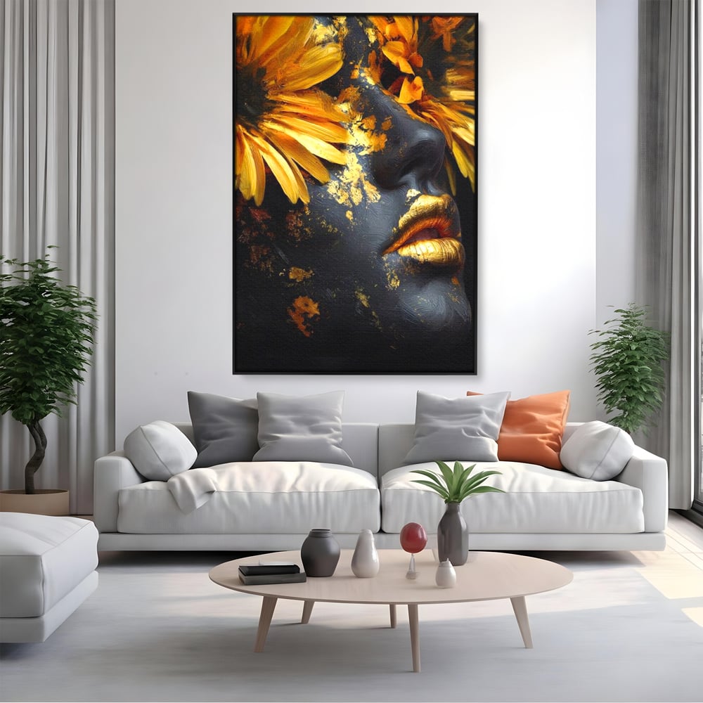 Tablou canvas cu tablou canvas cu portret feminin si foita aurie, in rama de aluminiu negru, pe perete intr-un living