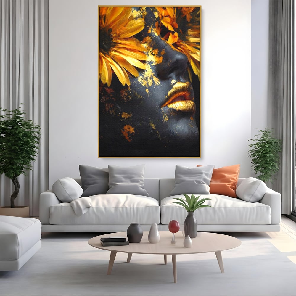 Tablou canvas cu tablou canvas cu portret feminin si foita aurie, in rama de aluminiu auriu, pe perete intr-un living