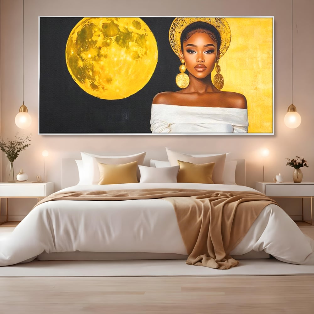 Tablou canvas cu tablou canvas cu femeie si luna aurie, in rama de aluminiu argintiu, pe perete intr-un dormitor