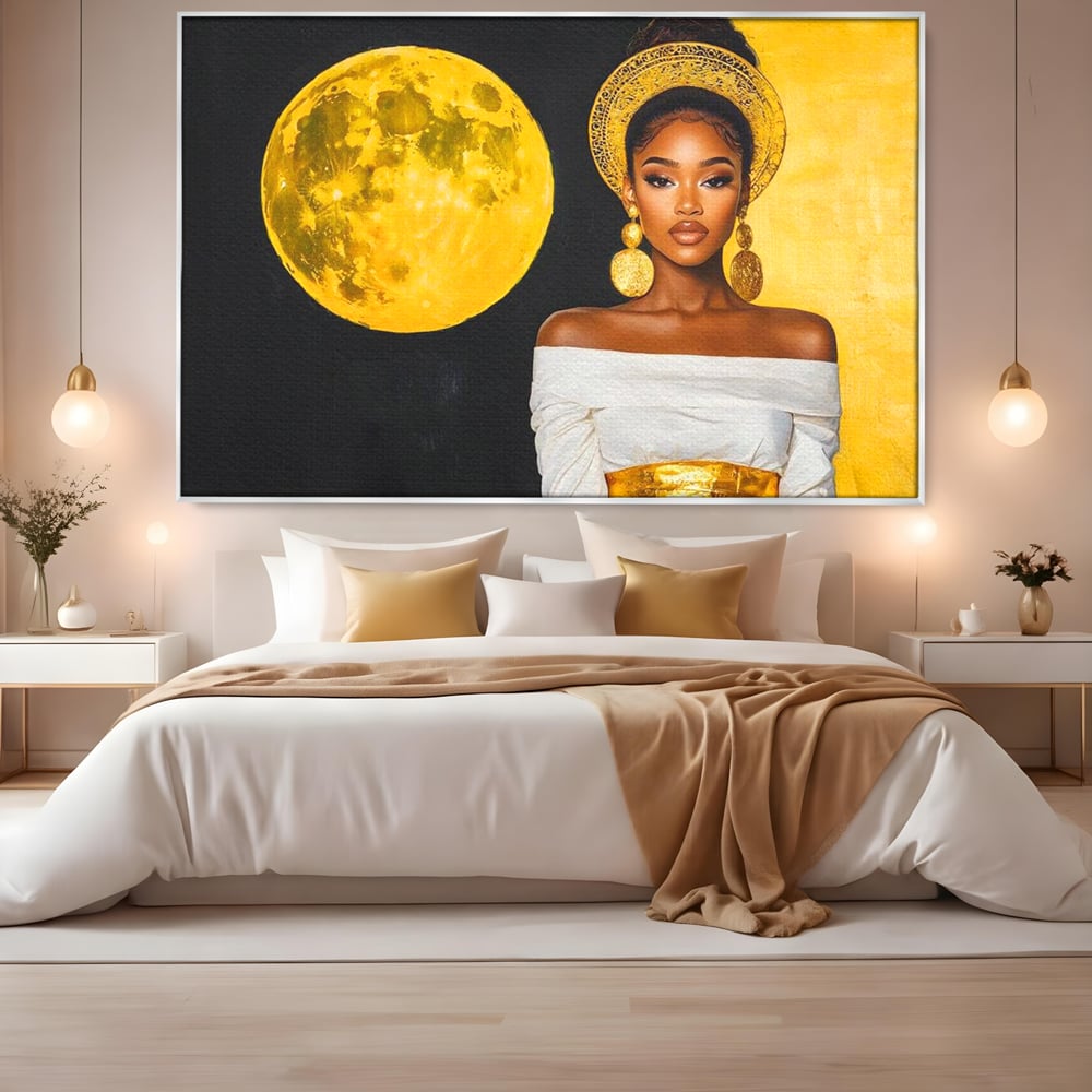 Tablou canvas cu tablou canvas cu femeie si luna aurie, in rama de aluminiu argintiu, pe perete intr-un dormitor