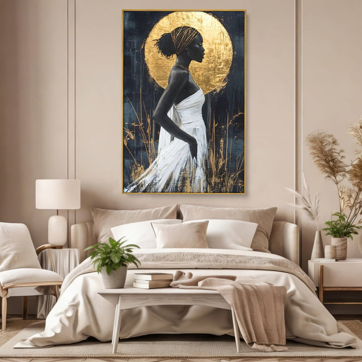 Tablou canvas cu tablou canvas cu femeie si cerc auriu, in rama de aluminiu auriu, pe perete intr-un dormitor