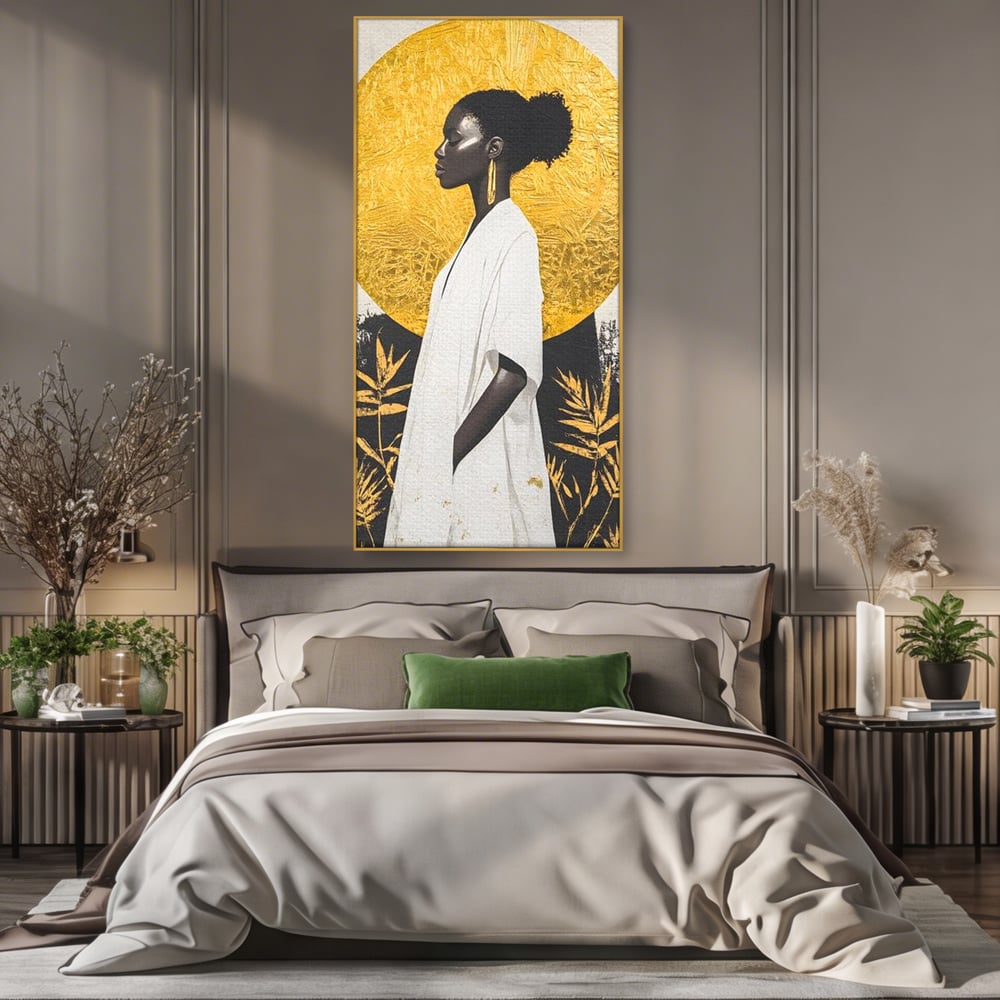 Tablou canvas cu tablou canvas cu portret de femeie afro, in rama de aluminiu auriu, pe perete intr-un dormitor