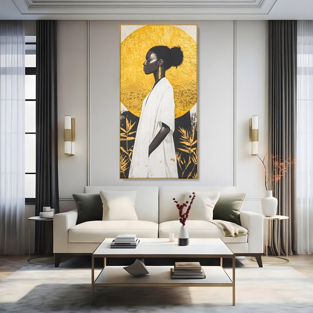 Tablou canvas cu tablou canvas cu portret de femeie afro, in rama de aluminiu auriu, pe perete intr-un living