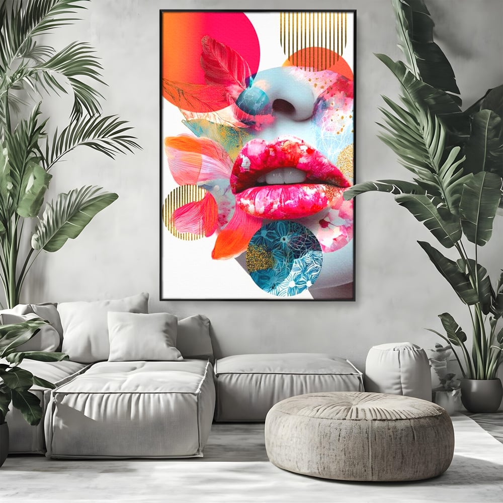 Tablou canvas cu tablou canvas cu buze roz si nas albastru, in rama de aluminiu negru, pe perete intr-un living