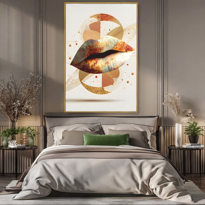 Tablou canvas cu tablou canvas cu buze aurii si forme geometrice, in rama de aluminiu auriu, pe perete intr-un dormitor