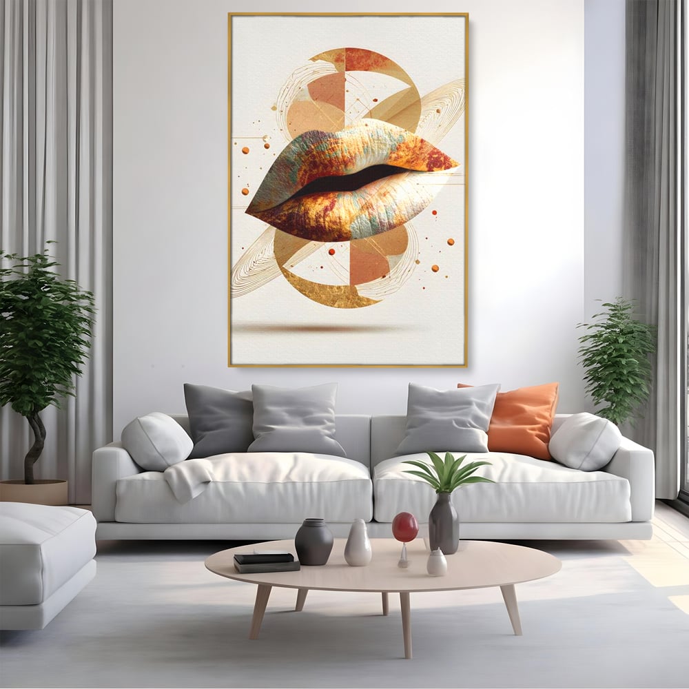 Tablou canvas cu tablou canvas cu buze aurii si forme geometrice, in rama de aluminiu auriu, pe perete intr-un living