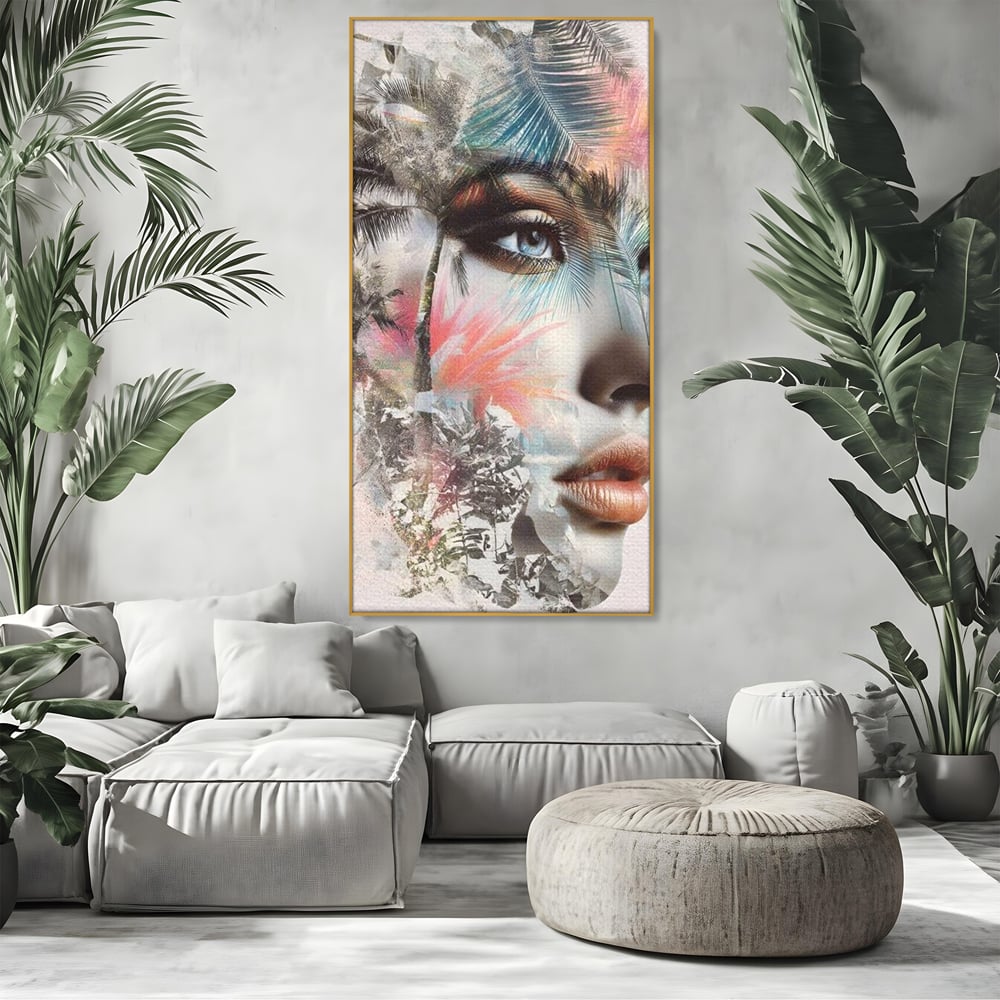 Tablou canvas cu tablou canvas cu portret feminin si palmieri, in rama de aluminiu auriu, pe perete intr-un living
