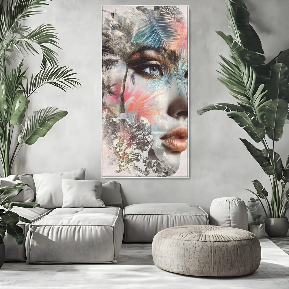 Tablou canvas cu tablou canvas cu portret feminin si palmieri, in rama de aluminiu argintiu, pe perete intr-un living