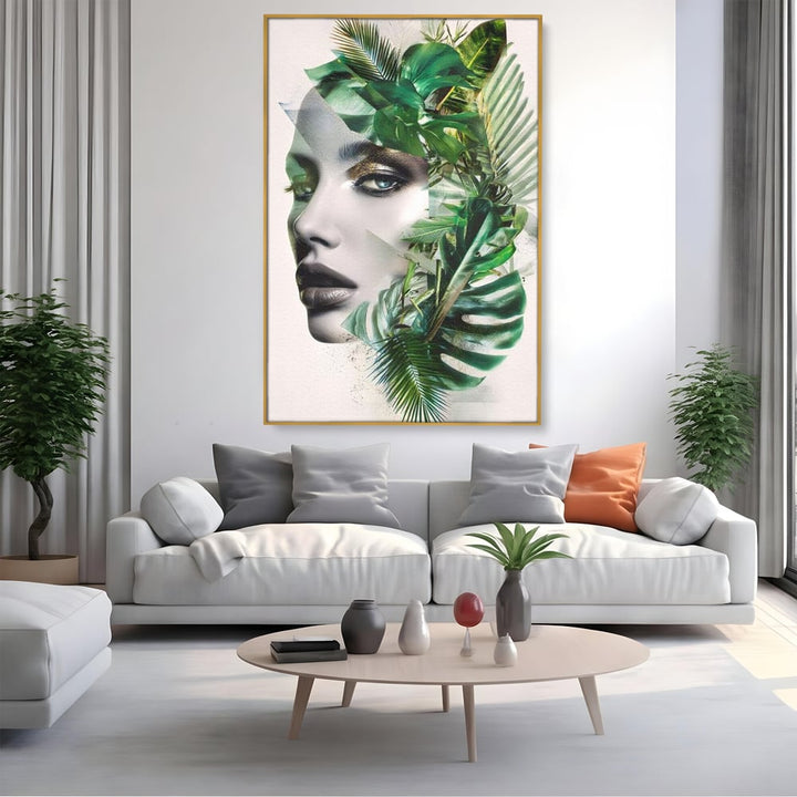 Tablou canvas cu tablou canvas cu portret de femeie si frunze tropicale, in rama de aluminiu auriu, pe perete intr-un living