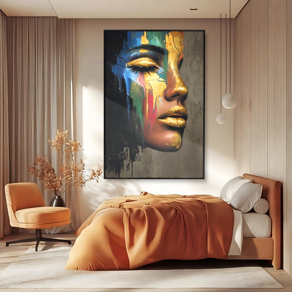 Tablou canvas cu tablou canvas cu chip de femeie profil si foita de aur, in rama de aluminiu negru, pe perete intr-un dormitor