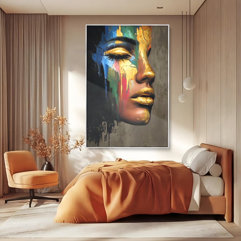 Tablou canvas cu tablou canvas cu chip de femeie profil si foita de aur, in rama de aluminiu argintiu, pe perete intr-un dormitor