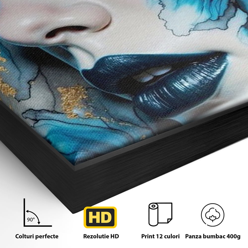 Detaliu al suprafetei: tablou canvas cu portret feminin si flori albastre, in rama de aluminiu negru