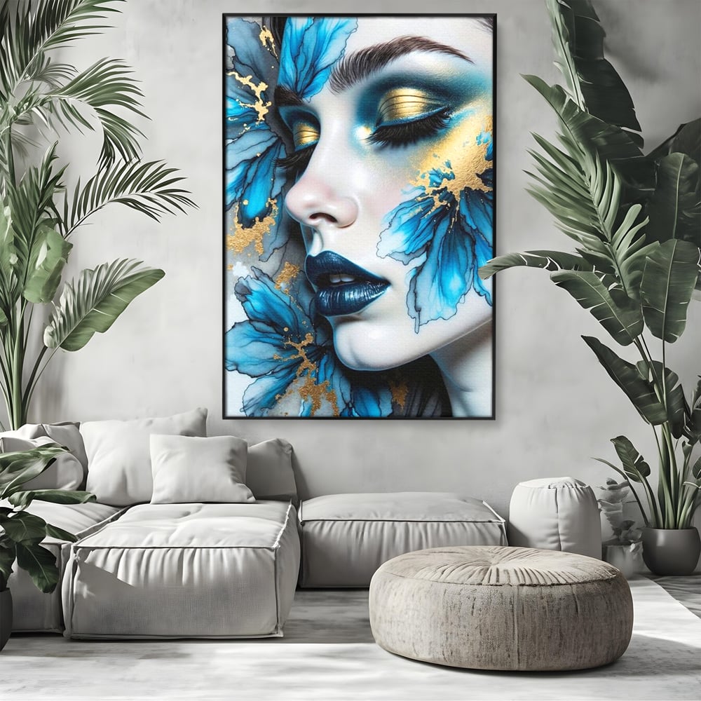 Tablou canvas cu tablou canvas cu portret feminin si flori albastre, in rama de aluminiu negru, pe perete intr-un living