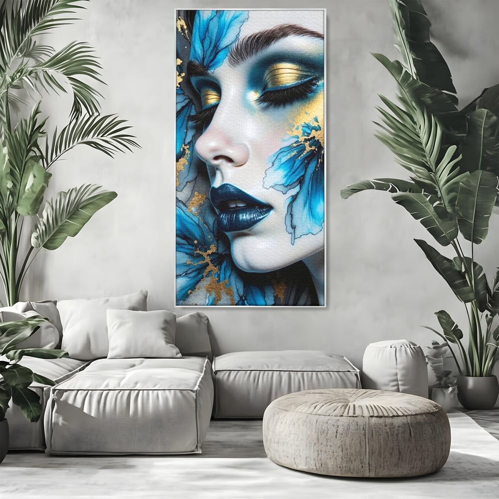 Tablou canvas cu tablou canvas cu portret feminin si flori albastre, in rama de aluminiu argintiu, pe perete intr-un living