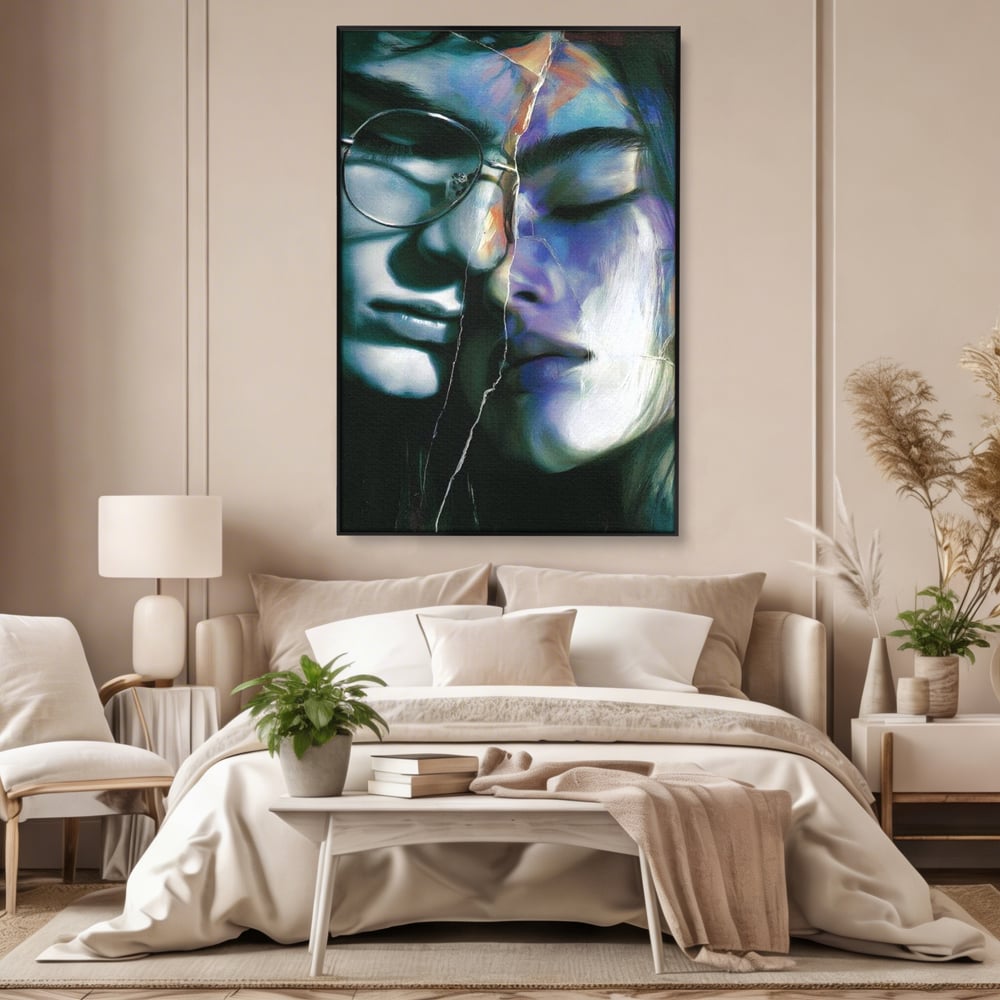 Tablou canvas cu tablou canvas cu chipuri despartite de cioburi, in rama de aluminiu negru, pe perete intr-un dormitor