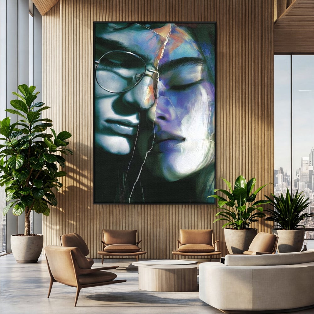 Tablou canvas cu tablou canvas cu chipuri despartite de cioburi, in rama de aluminiu negru, pe perete intr-un birou