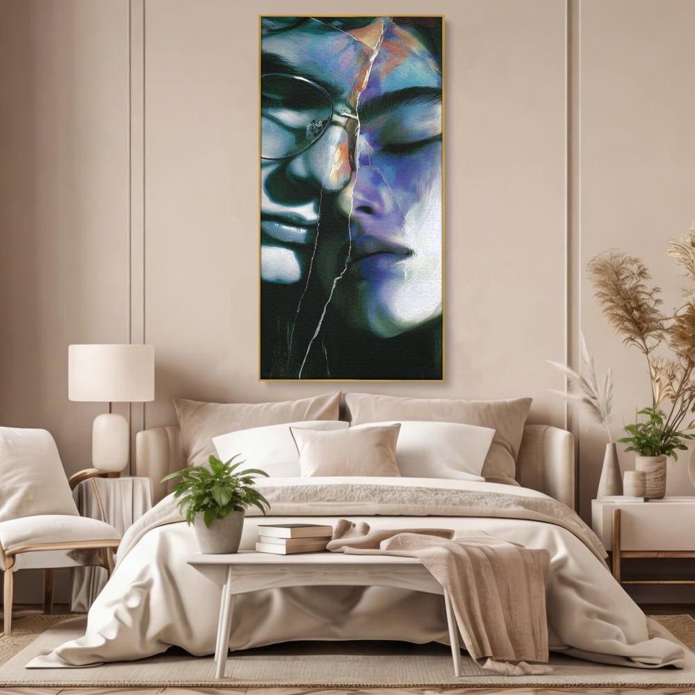 Tablou canvas cu tablou canvas cu chipuri despartite de cioburi, in rama de aluminiu auriu, pe perete intr-un dormitor