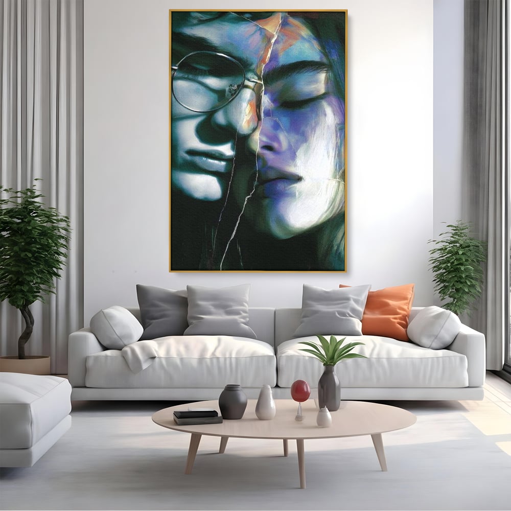 Tablou canvas cu tablou canvas cu chipuri despartite de cioburi, in rama de aluminiu auriu, pe perete intr-un living