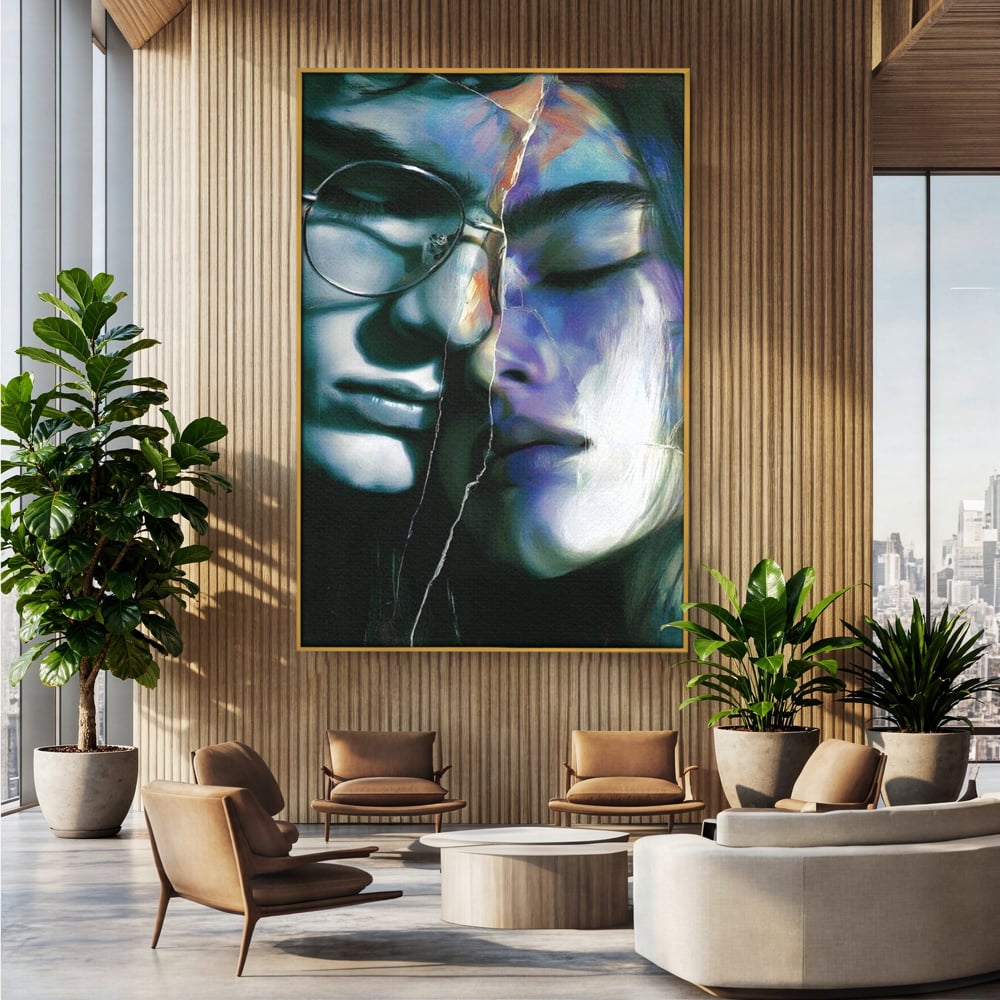 Tablou canvas cu tablou canvas cu chipuri despartite de cioburi, in rama de aluminiu auriu, pe perete intr-un birou
