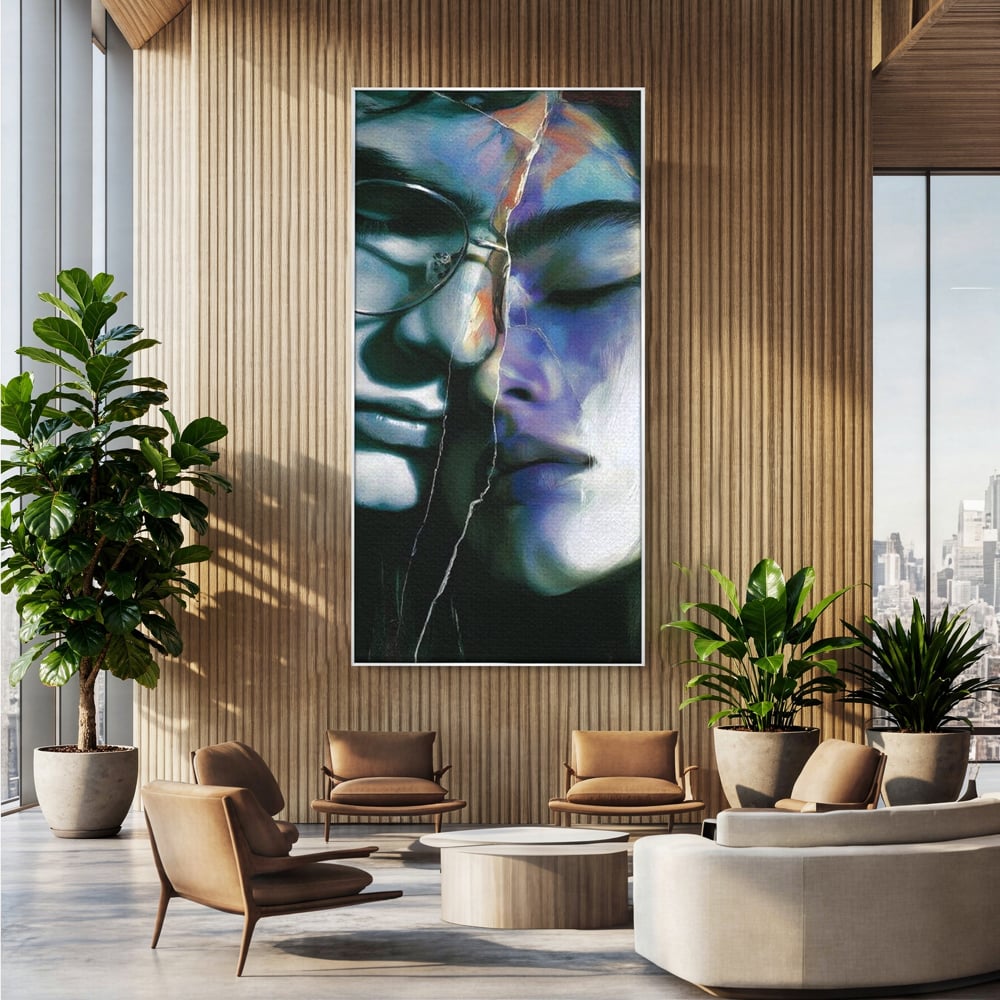 Tablou canvas cu tablou canvas cu chipuri despartite de cioburi, in rama de aluminiu argintiu, pe perete intr-un birou