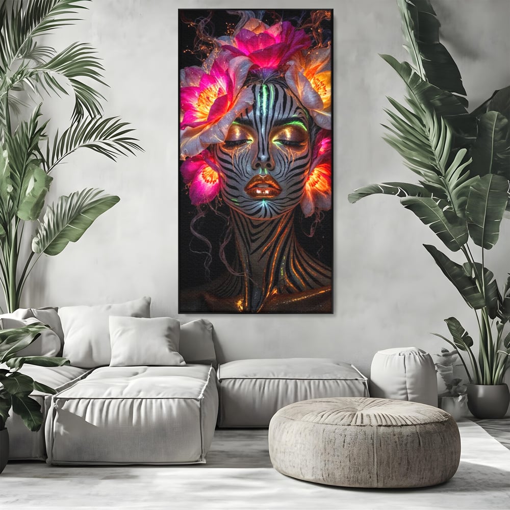 Tablou canvas cu tablou canvas cu femeie si flori neon, in rama de aluminiu negru, pe perete intr-un living