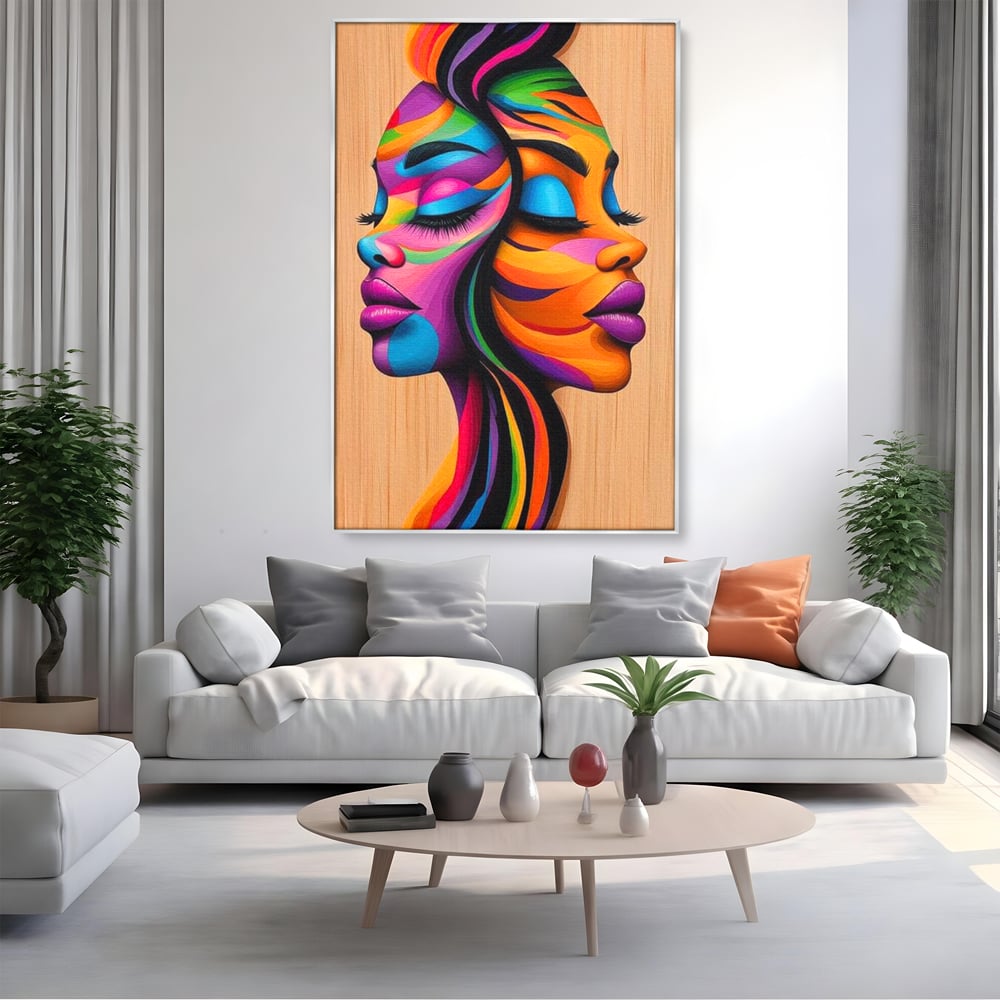 Tablou canvas cu tablou canvas cu doua fete profil, in rama de aluminiu argintiu, pe perete intr-un living