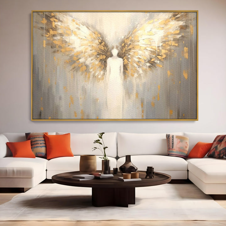 Tablou canvas cu tablou canvas cu inger si aripi aurite, in rama de aluminiu auriu, pe perete intr-un living
