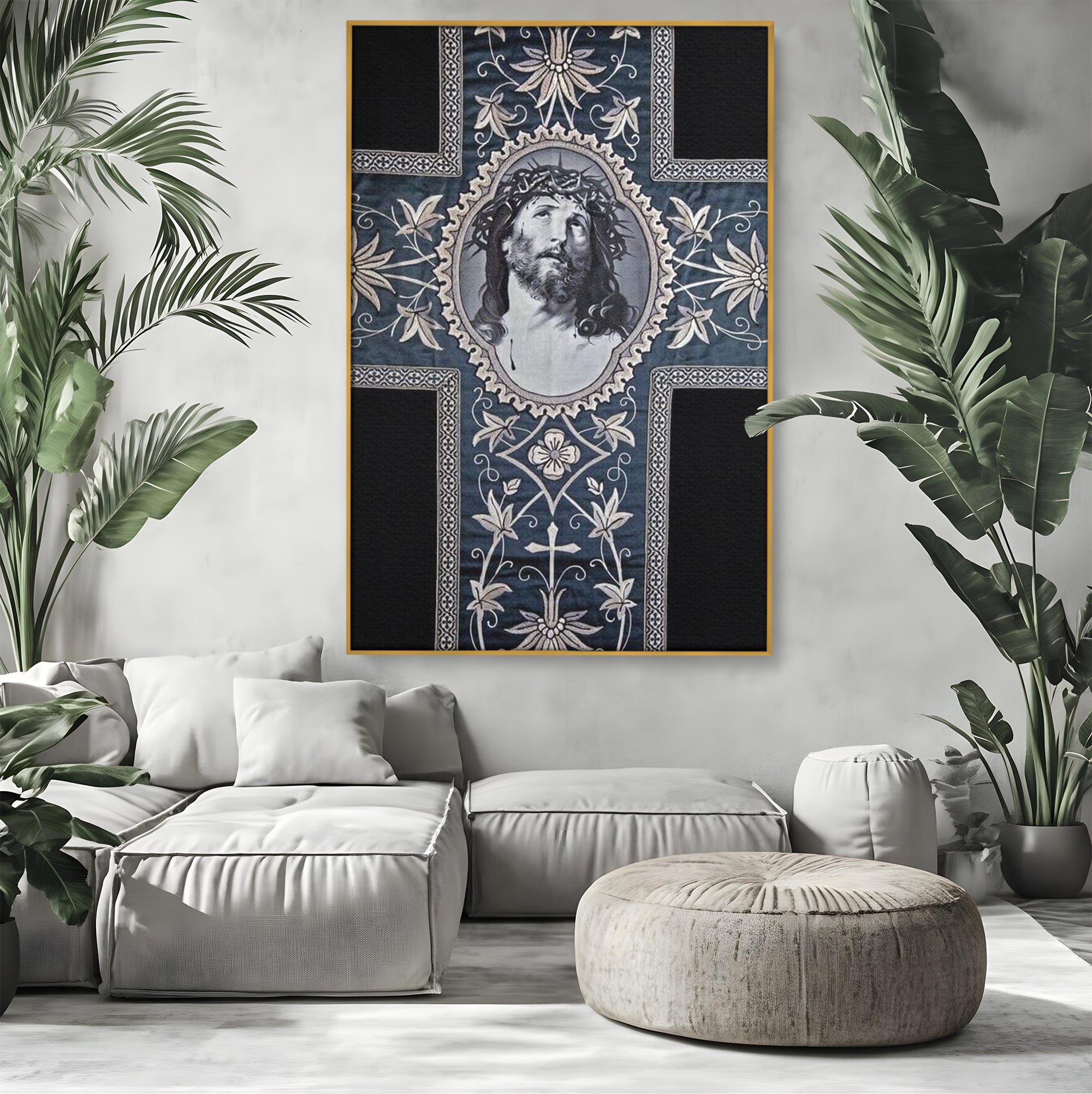 Tablou canvas cu tablou canvas cu chipul mantuitorului pe cruce, in rama de aluminiu auriu, pe perete intr-un living
