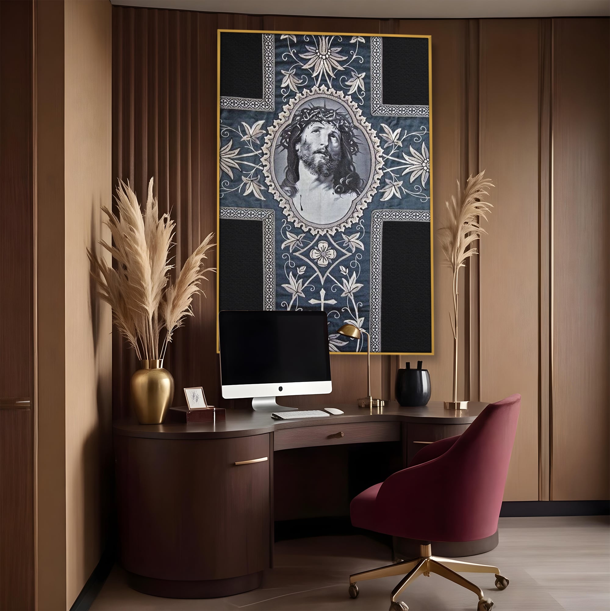 Tablou canvas cu tablou canvas cu chipul mantuitorului pe cruce, in rama de aluminiu auriu, pe perete intr-un birou