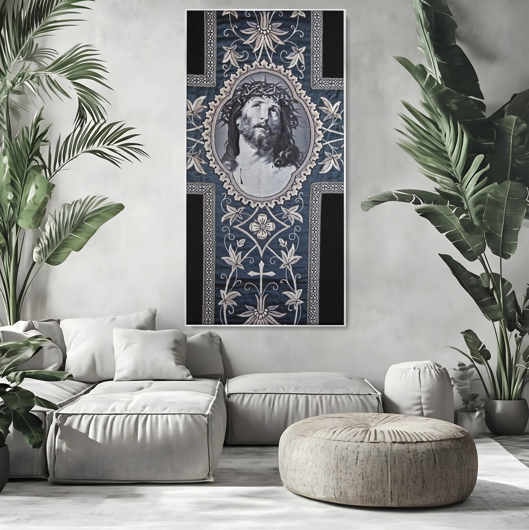 Tablou canvas cu tablou canvas cu chipul mantuitorului pe cruce, in rama de aluminiu argintiu, pe perete intr-un living