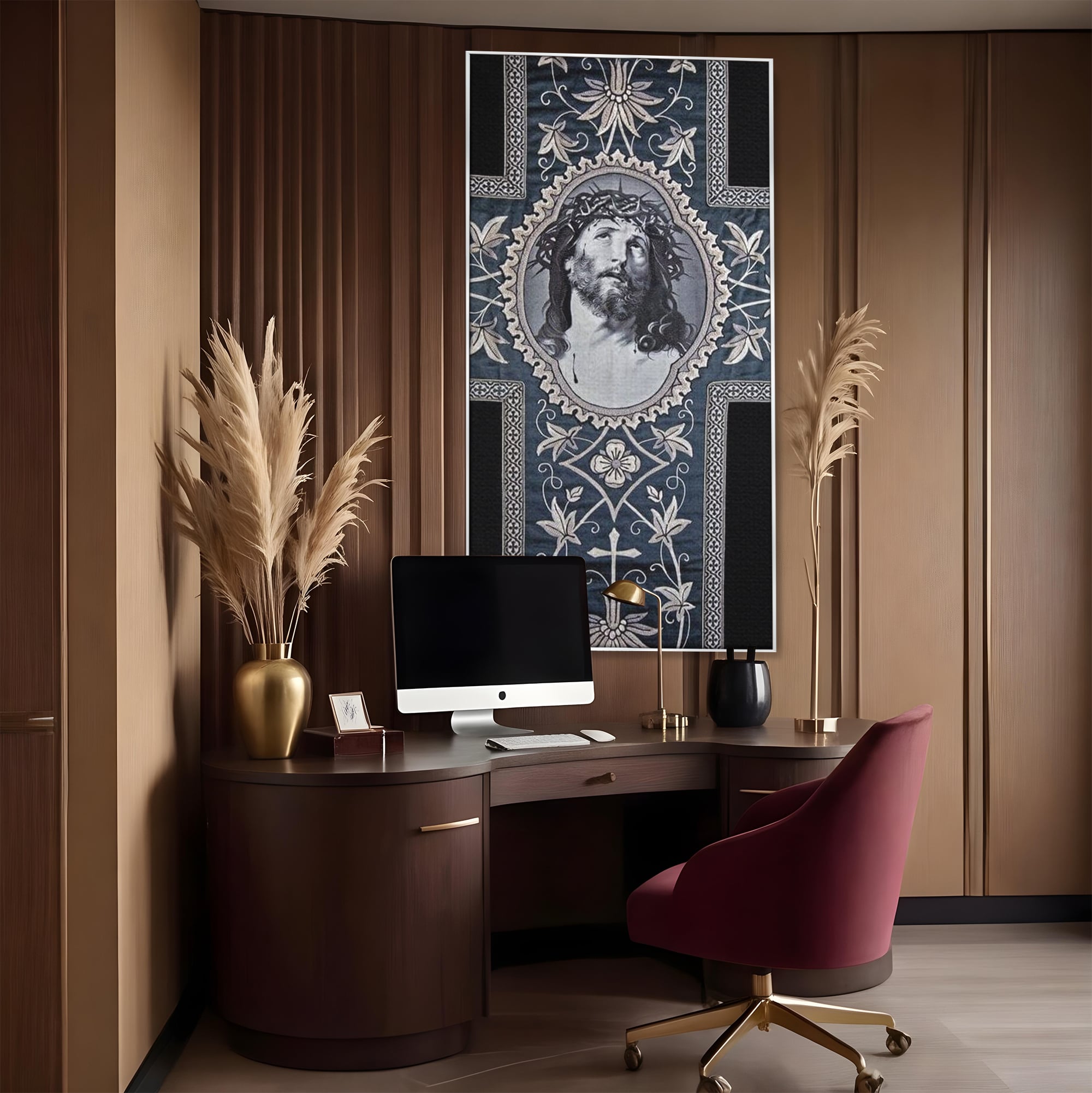 Tablou canvas cu tablou canvas cu chipul mantuitorului pe cruce, in rama de aluminiu argintiu, pe perete intr-un birou