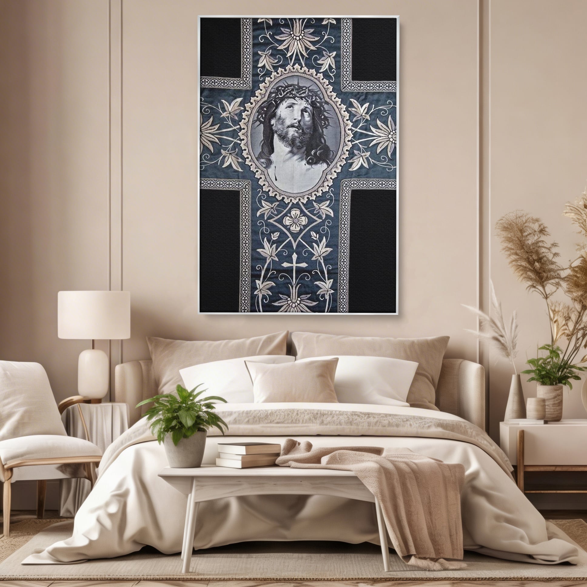 Tablou canvas cu tablou canvas cu chipul mantuitorului pe cruce, in rama de aluminiu argintiu, pe perete intr-un dormitor