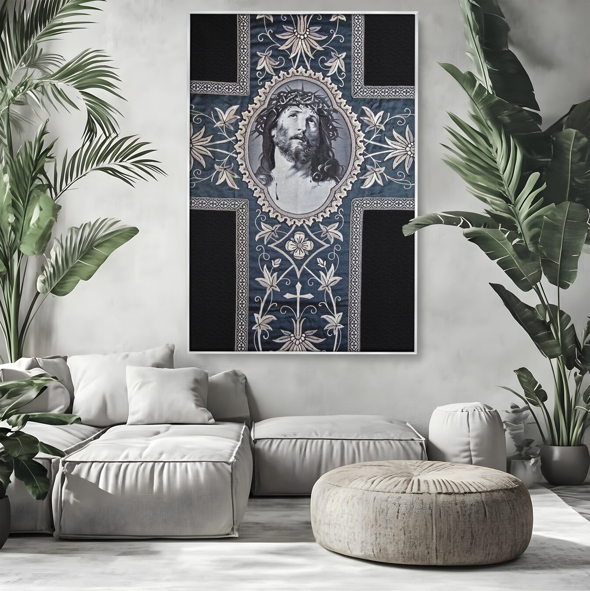 Tablou canvas cu tablou canvas cu chipul mantuitorului pe cruce, in rama de aluminiu argintiu, pe perete intr-un living