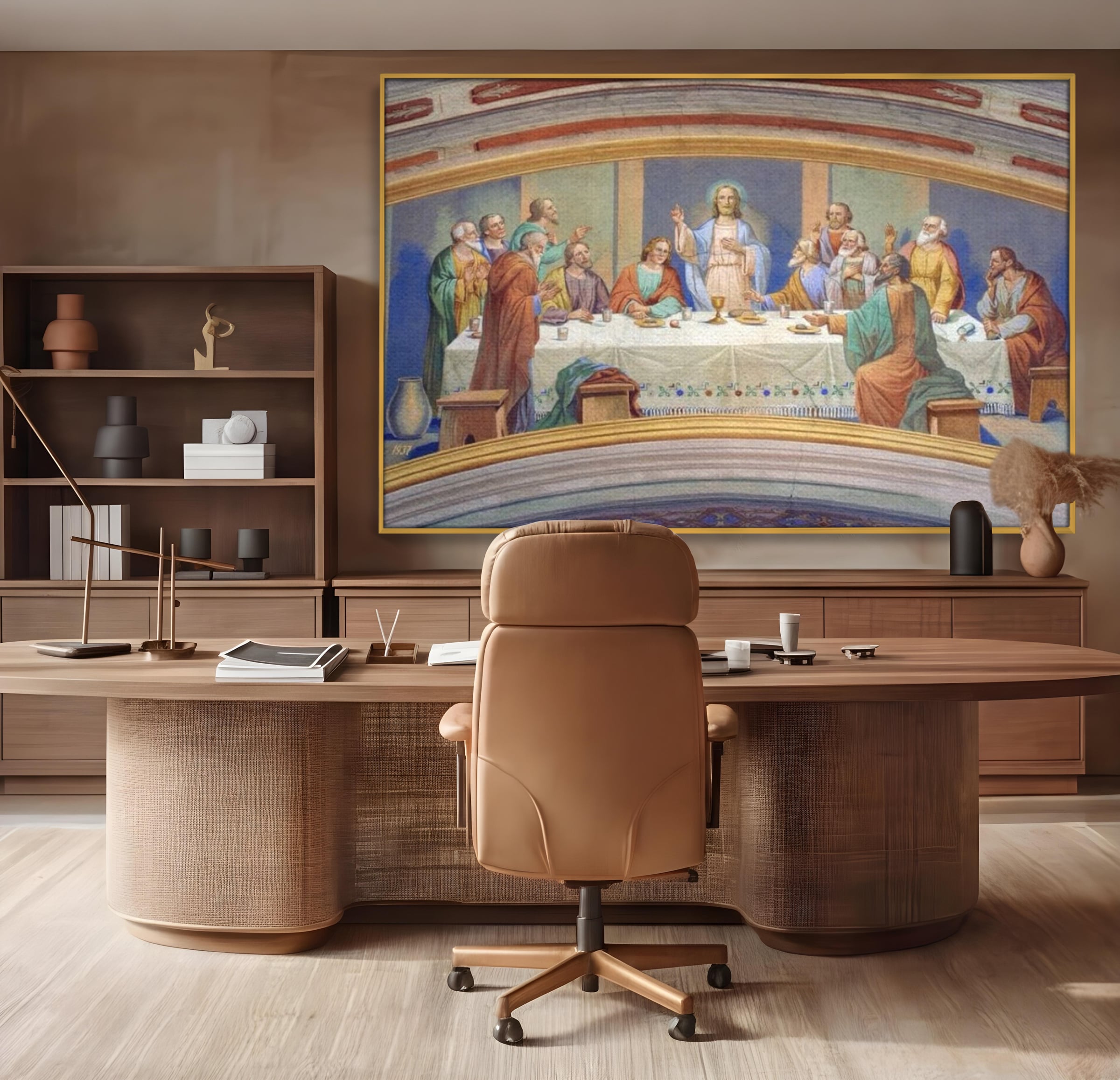 Tablou canvas cu pictura cina cea de taina, in rama de aluminiu auriu, pe perete intr-un birou